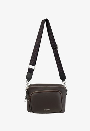 Sac à bandoulière en cuir marron avec deux compartiments zippés et une surface texturée. Doté d'une sangle sombre avec un motif de logo et des accessoires en métal.