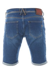 Pantalones cortos de mezclilla en azul medio, con dobladillo enrollado, dos bolsillos traseros y una etiqueta de cuero en la cinturilla. Diseño clásico de cinco bolsillos.