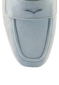 Niebieski zamszowy bucik w stylu mokasynów z zaokrąglonym czubkiem, ozdobnym przeszyciem i gładką teksturą. Posiada dekoracyjny detal z przodu.