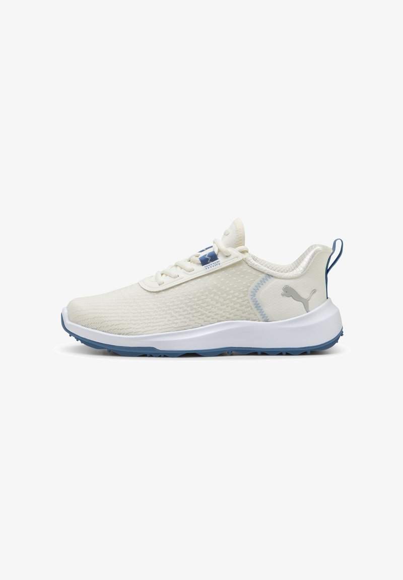 Ténis atléticos leves em malha creme com detalhes azuis. Apresentam uma sola branca e detalhes texturizados na parte superior. Logótipo PUMA na lateral.