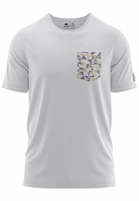 Camiseta blanca de manga corta con un bolsillo de patrón geométrico en colores pastel. Tejido suave con cuello redondo y corte relajado.