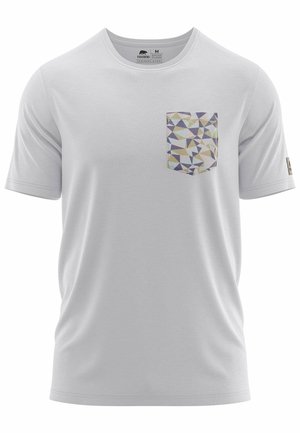 Weißes T-Shirt mit kurzen Ärmeln und einer geometrisch gemusterten Tasche in Pastellfarben. Weicher Stoff, Rundhalsausschnitt und lockere Passform.