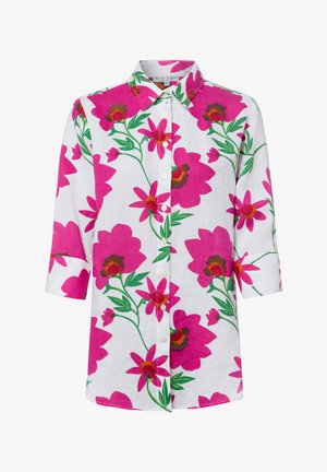 Biała koszula na guziki z rękawami do połowy przedramienia, z dużymi, jasnoróżowymi kwiatami i zielonymi liśćmi w wyrazisty kwiatowy wzór.