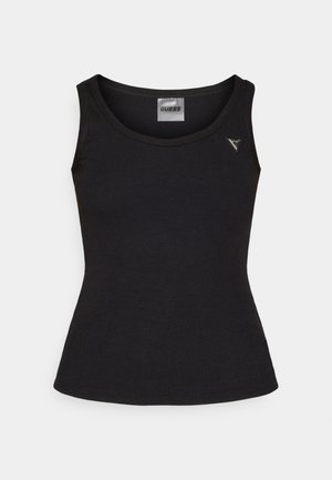 Musta ribattateinen toppi pyöreällä kaula-aukolla, jossa on pieni hopeinen logoelementti vasemmassa rinnassa. Silkkinen rakenne, tiukka malli.