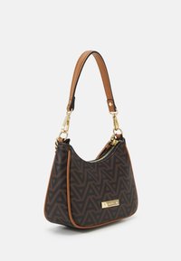 Braune Schultertasche mit einem gemusterten Design und einer strukturierten Oberfläche. Verfügt über einen beige farbenen Tragegurt und ein rechteckiges Logo-Schild auf der Vorderseite.
