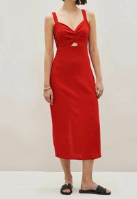 Rotes, ärmelloses Kleid aus Leinen mit einem knoteten Vorderteil und einem Ausschnitt im Mittelteil, tailliert im Oberteil und bis zu den Knien fließend.
