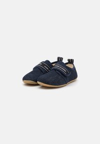 Morski plavi slip-on cipele s teksturiranim gornjim dijelom, koji imaju dvije široke čičak trake i gumeni potplat za bolji grip.