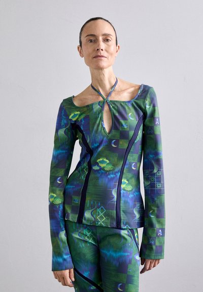 T-shirt à manches longues avec des motifs verts et bleus, dotée d'un décolleté en trou de serrure et de coutures contrastantes en marine, fabriquée dans un tissu extensible.