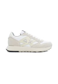 Zapatillas con un upper de cuero blanco, acentos de ante beige y una suela texturizada color crema. Presentan un logo geométrico en el lateral y detalles en gris.