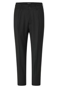 Pantalones negros con cintura elástica, pliegues frontales, cierre de botón y diseño de pierna entallada. Textura suave sin patrones ni acentos.
