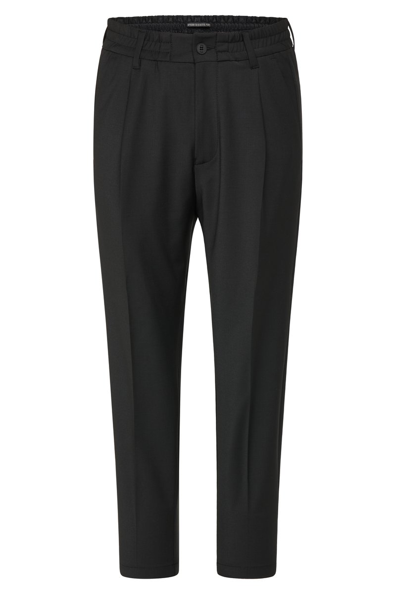 Pantalones negros con cintura elástica, pliegues frontales, cierre de botón y diseño de pierna entallada. Textura suave sin patrones ni acentos.