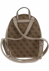 Un sac à dos brun à motif fabriqué en matériau texturé, avec des bretelles doubles et une poignée supérieure. Présente des détails discrets de logo.