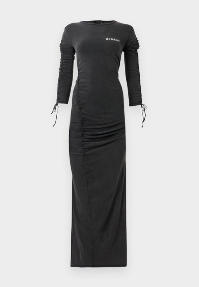 Pikend must sobiv kleit volditud külgede ja varrukatega, tõmblukuga kätel, ning väike valge "MISBHV" logo ülemisel rinnal.