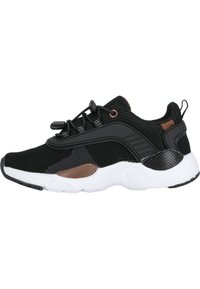 Scarpa sportiva nera in mesh con sottili accenti marroni, soletta bianca e dettagli testurizzati. Presenta lacci elasticizzati per una vestibilità sicura.