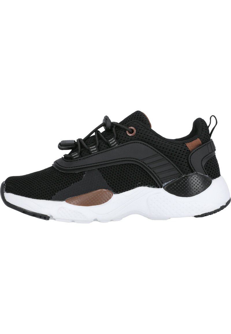 Scarpa sportiva nera in mesh con sottili accenti marroni, soletta bianca e dettagli testurizzati. Presenta lacci elasticizzati per una vestibilità sicura.