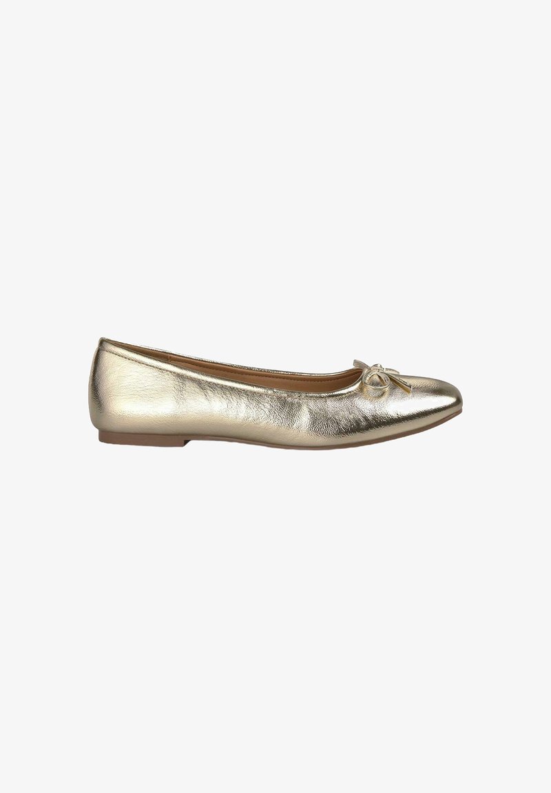 Ballerine dorate con una finitura metallica liscia, punta rotonda e un accento decorativo a fiocco sulla parte anteriore. Suola piatta e stile slip-on.