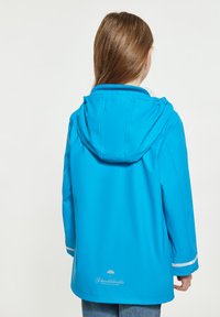 Mėlyna vandeniui atspari striukė su kapišonu, turi lygaus paviršiaus tekstūrą, baltus akcentus ant rankovių ir logotipą apatiniame krašte.