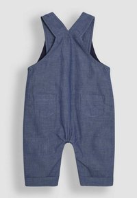 Denimfarbene Latzhose mit überkreuzten Trägern, zwei Fronttaschen und einem gerafften Bund. Der Stoff hat eine glatte Textur mit feinen Nähten.