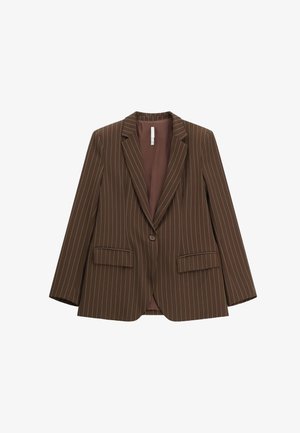Blazer marrone a un bottone con sottili righe verticali bianche, rever a lancia e due tasche frontali con patta.