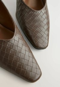 Brown, woven leather shoes with a pointed toe design, featuring a textured surface and smooth interior.
