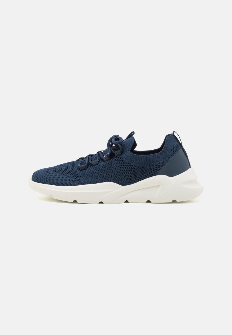 Marineblauwe sportschoenen met een bovenwerk van mesh, een gestructureerd design, een witte rubberen zool, vetersluiting en een trekhaak aan de achterkant voor gemakkelijk aan- en uittrekken.
