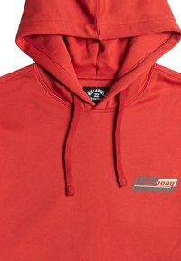 Röd hoodie i mjukt tyg med en framficka i känguru-stil, justerbara dragsnören och en logotypapplikation på bröstet.