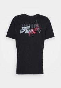 Musta puuvillane T-särk, millel on graafiline disain, millel on valge ja punasega tekst "JORDAN" ja "JUMP MAN" ning korvpalluri siluett.
