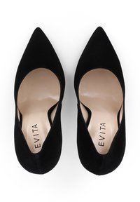 Escarpins en daim noir à bout pointu avec une coupe basse et des côtés ouverts, dotés d'une semelle intérieure beige lisse portant la marque "EVITA." La tige texturée améliore l'adhérence.