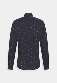 Camicia button-up blu navy con un piccolo motivo geometrico in azzurro chiaro, maniche lunghe e colletto classico. Il tessuto sembra morbido.