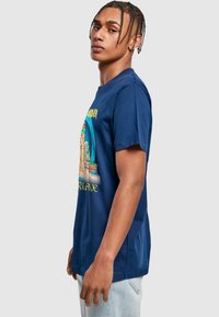 Navyblaue Baumwoll-T-Shirts mit einem grafischen Druck auf der Vorderseite, kurzen Ärmeln und einem klassischen Rundhalsausschnitt. Standardpassform und glatte Textur.