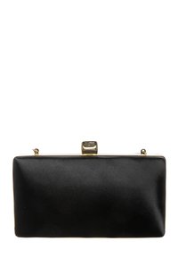 Svart satin clutch-väst med rektangulär form, guldtonad lås och slät yta. Passar bra med formell klädsel.