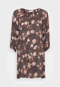 Brun blomsterbluse med trekvartærmer, prydet med lyserøde og mørkeblå blomster mønstre, samlet halsudskæring og letvægts stofstruktur.