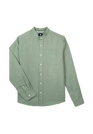Camicia verde chiaro a maniche lunghe con bottoni e colletto alla coreana, taschino sul petto a sinistra e bottoni bianchi sul davanti e sui polsini.