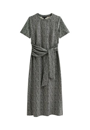 Vestido gris de manga corta con un patrón texturizado, cintura ajustada y detalle de cinturón con lazo. Confeccionado en una tela ligera y tejida.