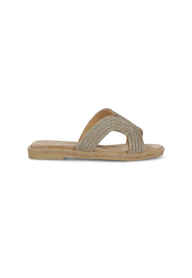 Infradito con una suola in finta suede beige, caratterizzate da cinghie incrociate decorate con accenti metallici per un tocco di brillantezza.