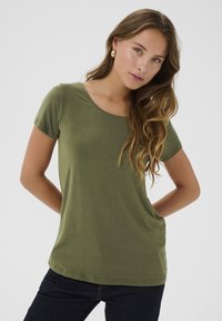 T-shirt verde oliva a maniche corte con scollatura rotonda e orlo leggermente arrotondato, realizzato in un tessuto morbido e leggero.