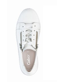 Sneaker bianca in pelle con lacci e doppie cerniere laterali. Presenta una tomaia testurizzata, punta arrotondata e suola in gomma. Marchio sulla soletta.