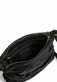 Borsa a tracolla in pelle nera con un design morbido e plissettato. Presenta una zip dorata e tasche interne, foderate in tessuto liscio.