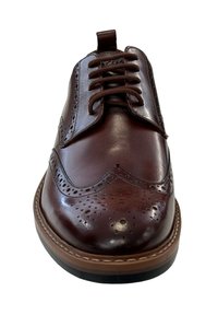 Zapato de vestir de cuero marrón con detalles de brogue, punta redondeada y cordones. Presenta un acabado pulido y una suela marrón en contraste.