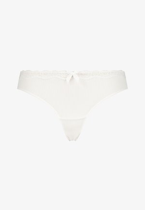 Witte string met ribbelstructuur, kantafwerking en een decoratieve strik aan de achterkant, met een minimalistisch ontwerp en zachte stof.