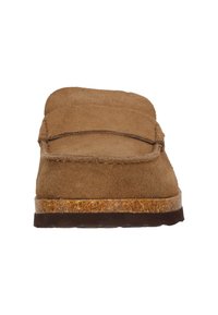 Braune Wildlederschlappen mit einem flachen, breiten Design und gepolstertem Innensole. Verfügt über eine strukturierte, natürliche Korksohle. Keine sichtbaren Verzierungen.