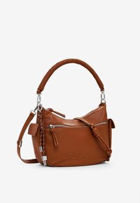 Borsa a tracolla in pelle marrone con manico intrecciato, finiture in argento, tasche con zip e superficie testurizzata con logo del marchio impresso. Include una tracolla.