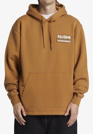 Brun hoodie med en framficka, har en huva och dragsko. Visar en rektangulär logopatch med text på vänster bröst.