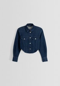 Mörkblå denimkorta jacka med långa ärmar, knappstängning, två bröstfickor och krage. Mjuk textur och skräddarsydd form.