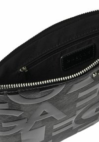 Pochette nera con zip in tessuto testurizzato, caratterizzata da grandi lettere grigie in rilievo sul lato esterno e una fodera interna liscia.