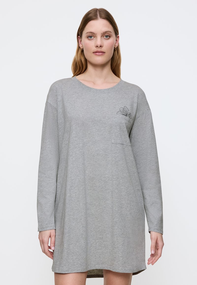 Szara sukienka z długim rękawem, wykonana z miękkiego materiału, z okrągłym dekoltem i małym haftem na lewej kieszeni na piersi.