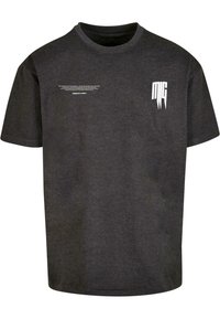Camiseta de algodón negra con escote redondo. Presenta texto blanco y un logo gráfico en el lado izquierdo del pecho. Mangas cortas y ajuste estándar.