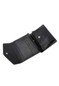 Portafoglio in pelle nera con finitura testurizzata, dotato di numerosi scomparti per carte e chiusura a scatto. L'interno ha un compartimento per le monete.