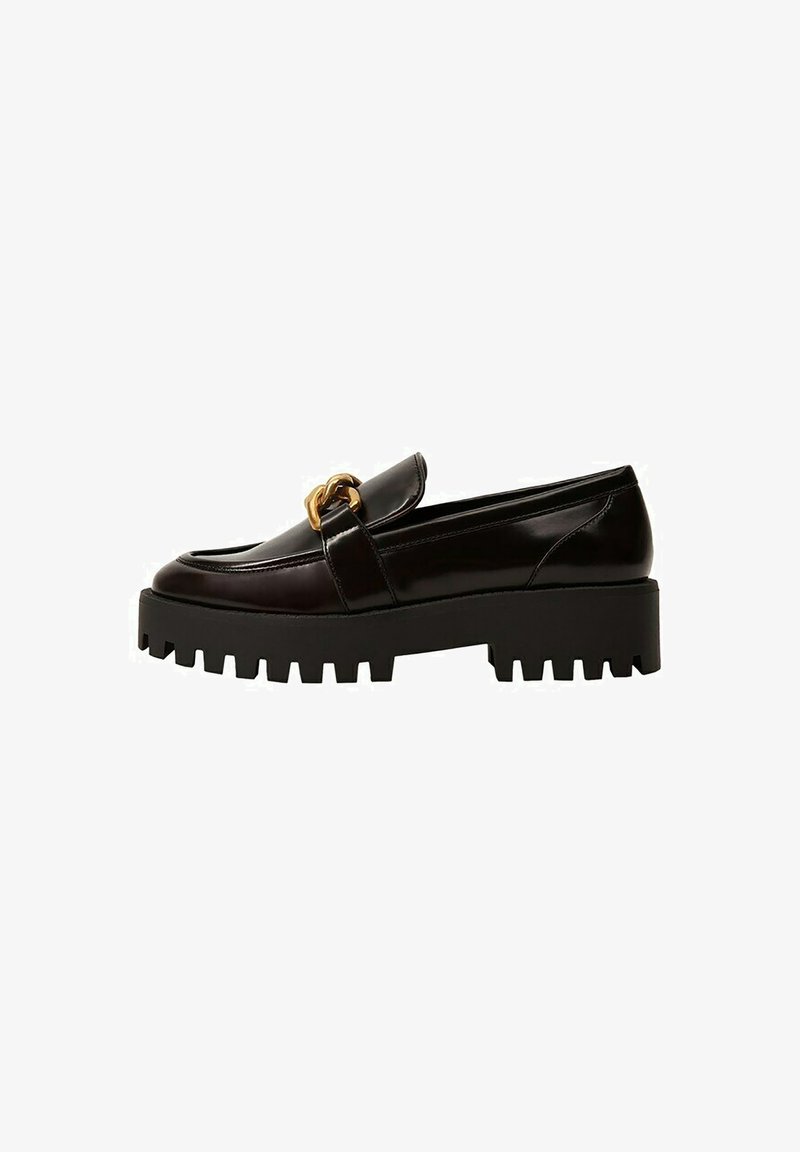 Mocassins en cuir noir avec une semelle épaisse noire, ornés d'une chaîne dorée proéminente sur le cou-de-pied et une finition lisse.