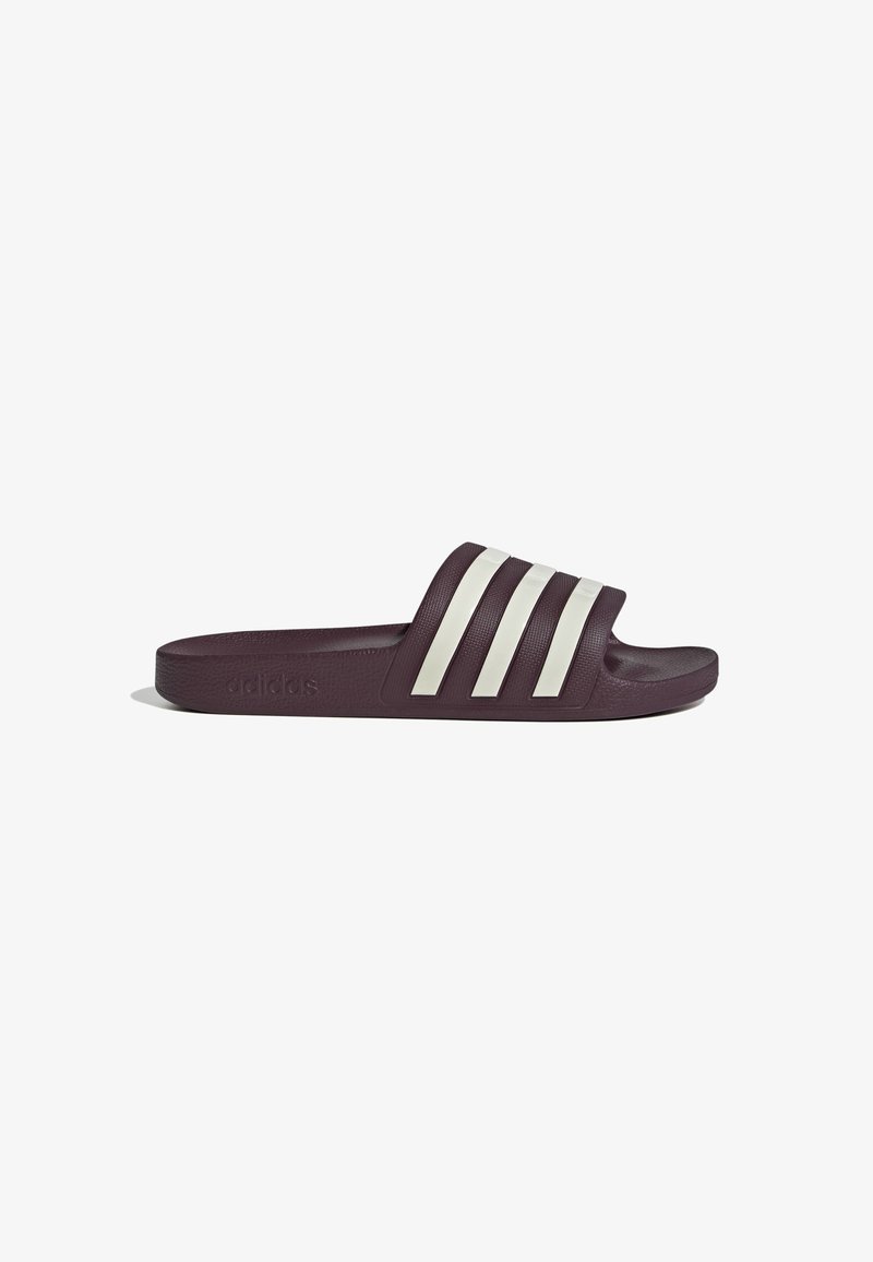 Sandale slide Adidas violet foncé avec trois bandes blanches sur la bride et une semelle intérieure texturée.